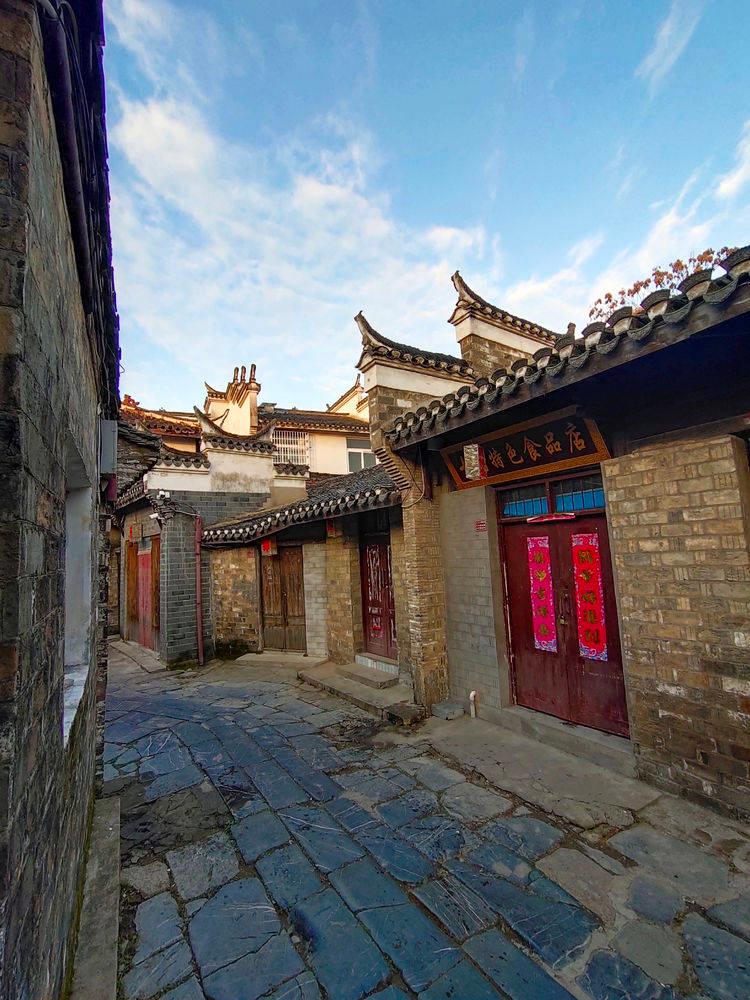 历史上使用过方天画戟的2人，一个青史留名，另一个却遗臭万年